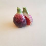 Large salt and pepper porcelain in the shape of a fig