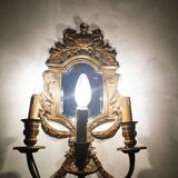 Paire de miroirs en bronze ciselé et doré formant appliques