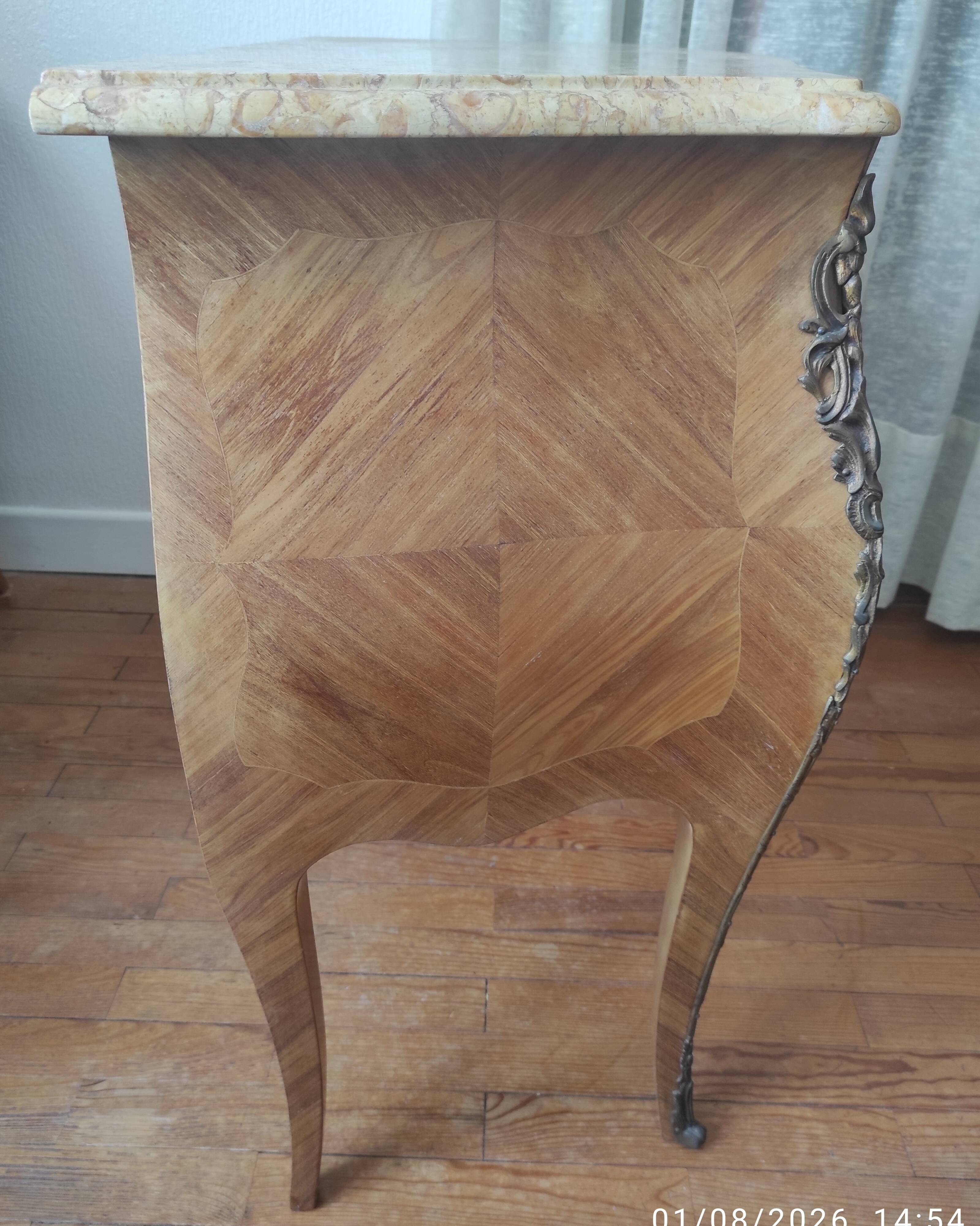 Commode sauteuse galbée style Louis XV-Marqueterie florale et marbre-TBE