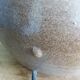 Pied de lampe boule signé Eric Debruyne couleurs greige, marron, taupe