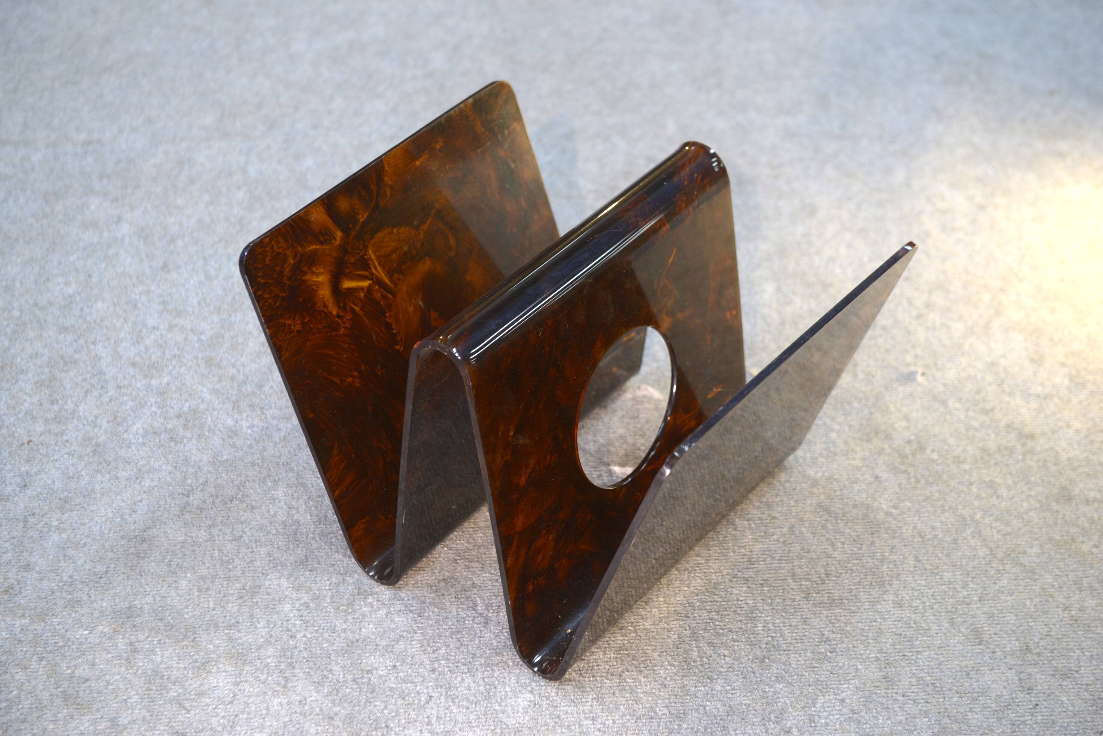 Design magazine rack in resin published by Alpac France 1970