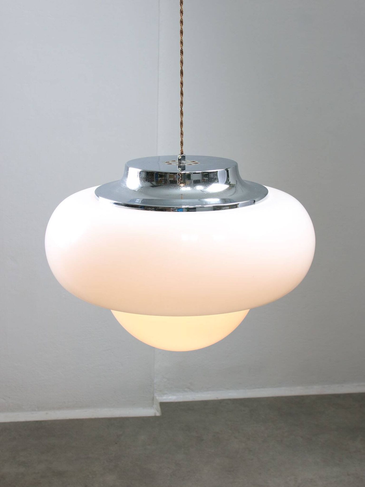 Grand lampadaire de l'ère spatiale de Guzzini, années 1960.