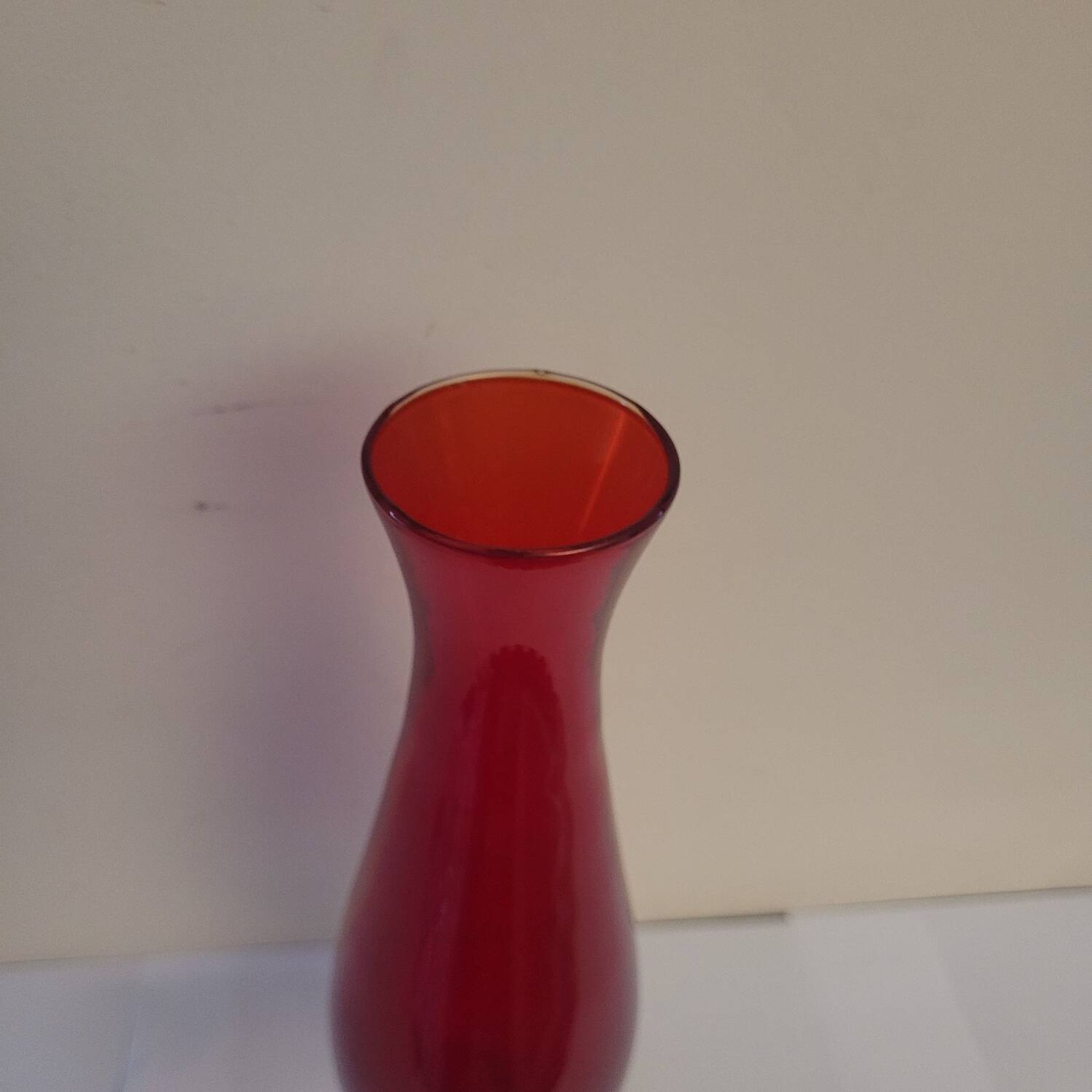 Vase soliflore en verre rouge rubis sur pied - Verrerie d'art années 1
