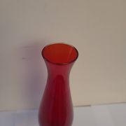 Vase soliflore en verre rouge rubis sur pied - Verrerie d'art années 1