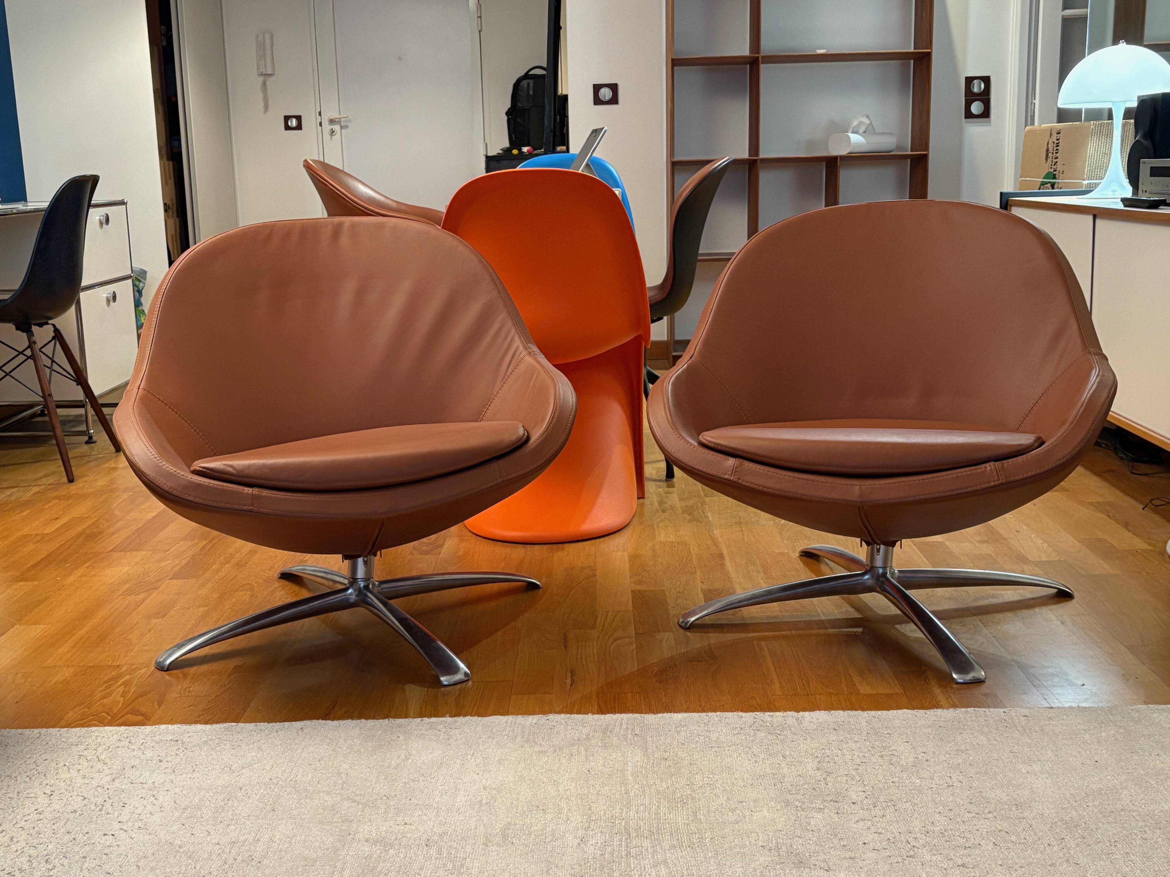 Caramel leather Veneto armchair with swivel function (2 available)