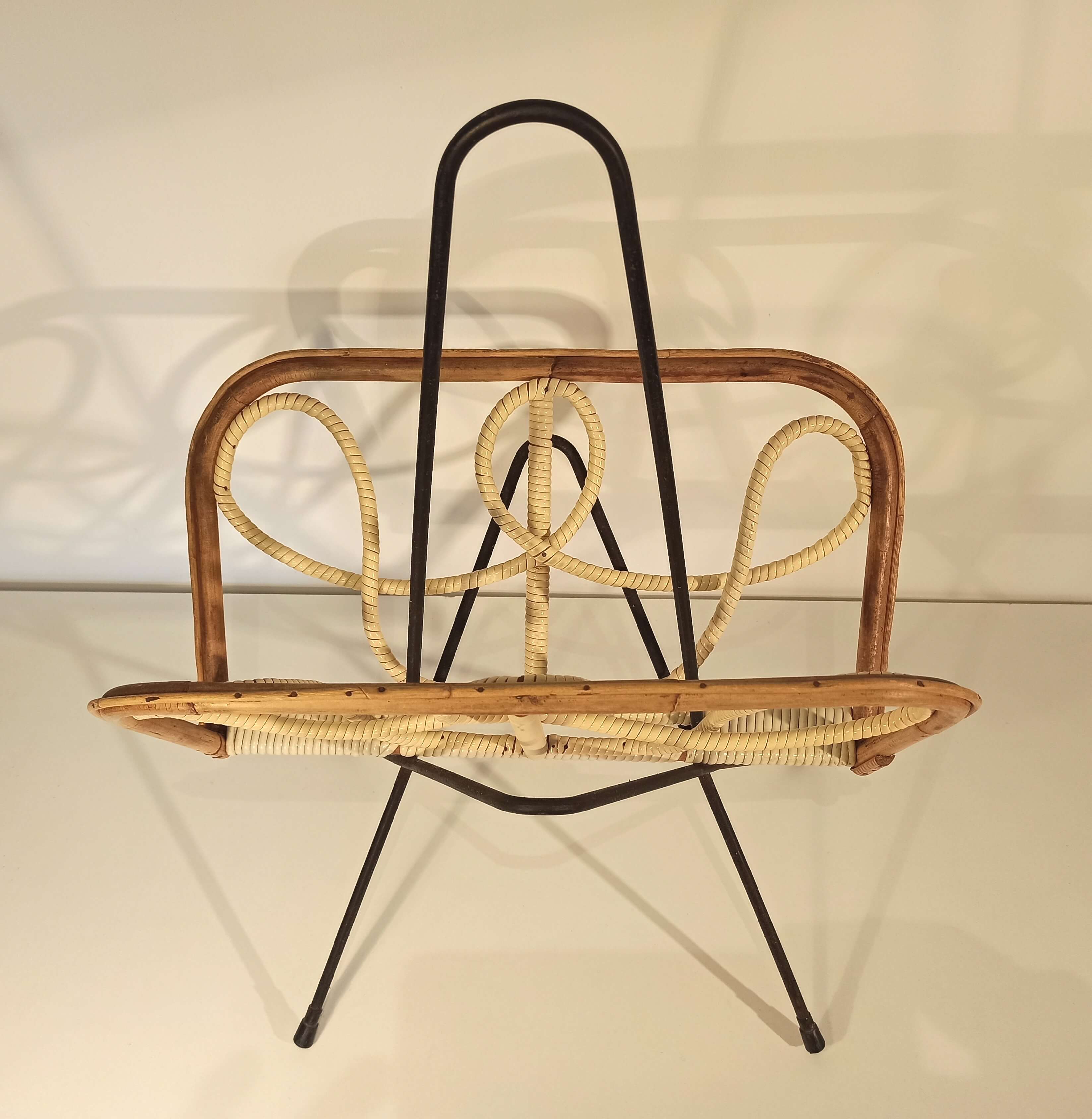 Porte vintage magazine rattan ratin white scoubidou and black metal trample