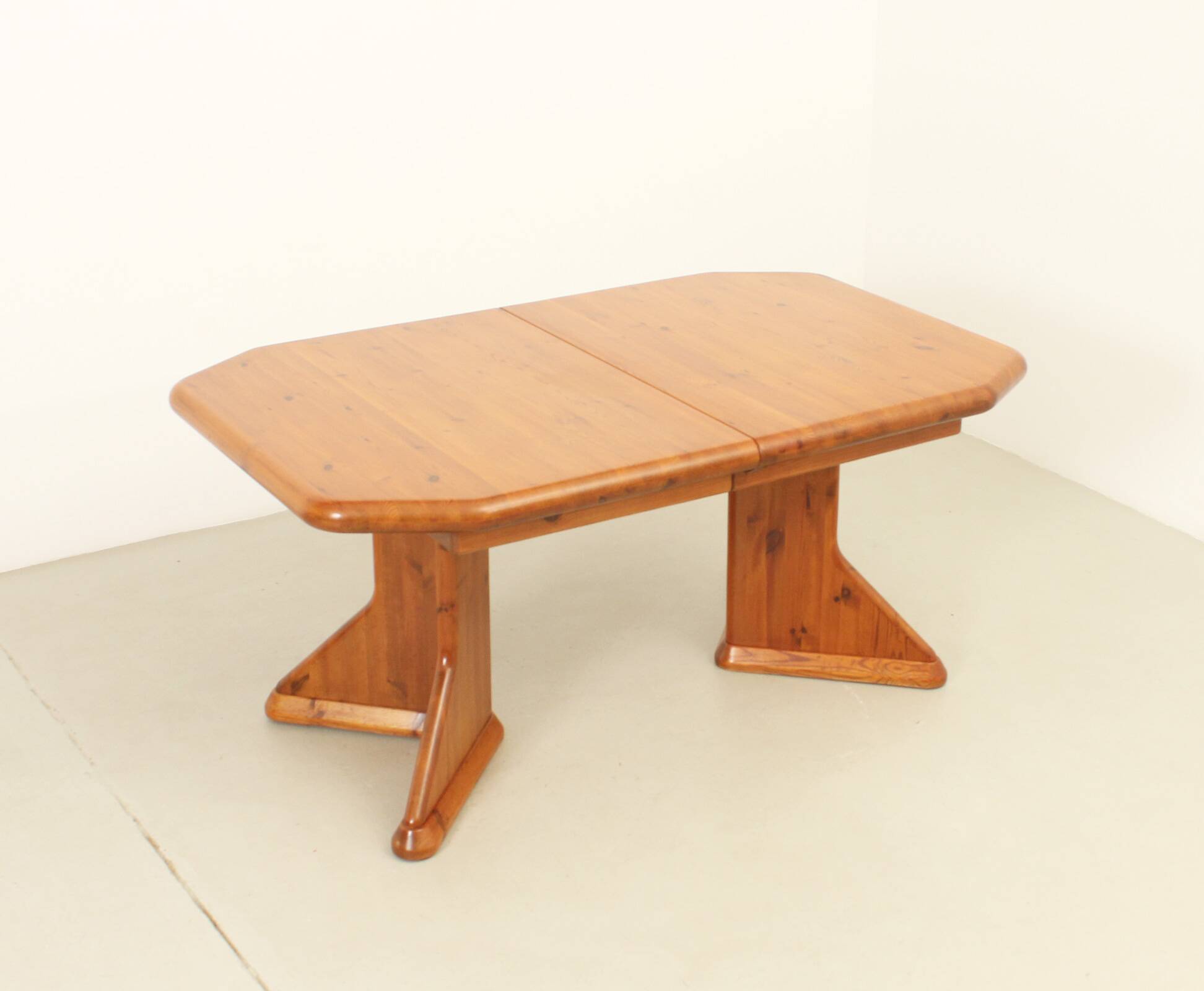 Large extendable Danish dining table in solid pine, 1970s.