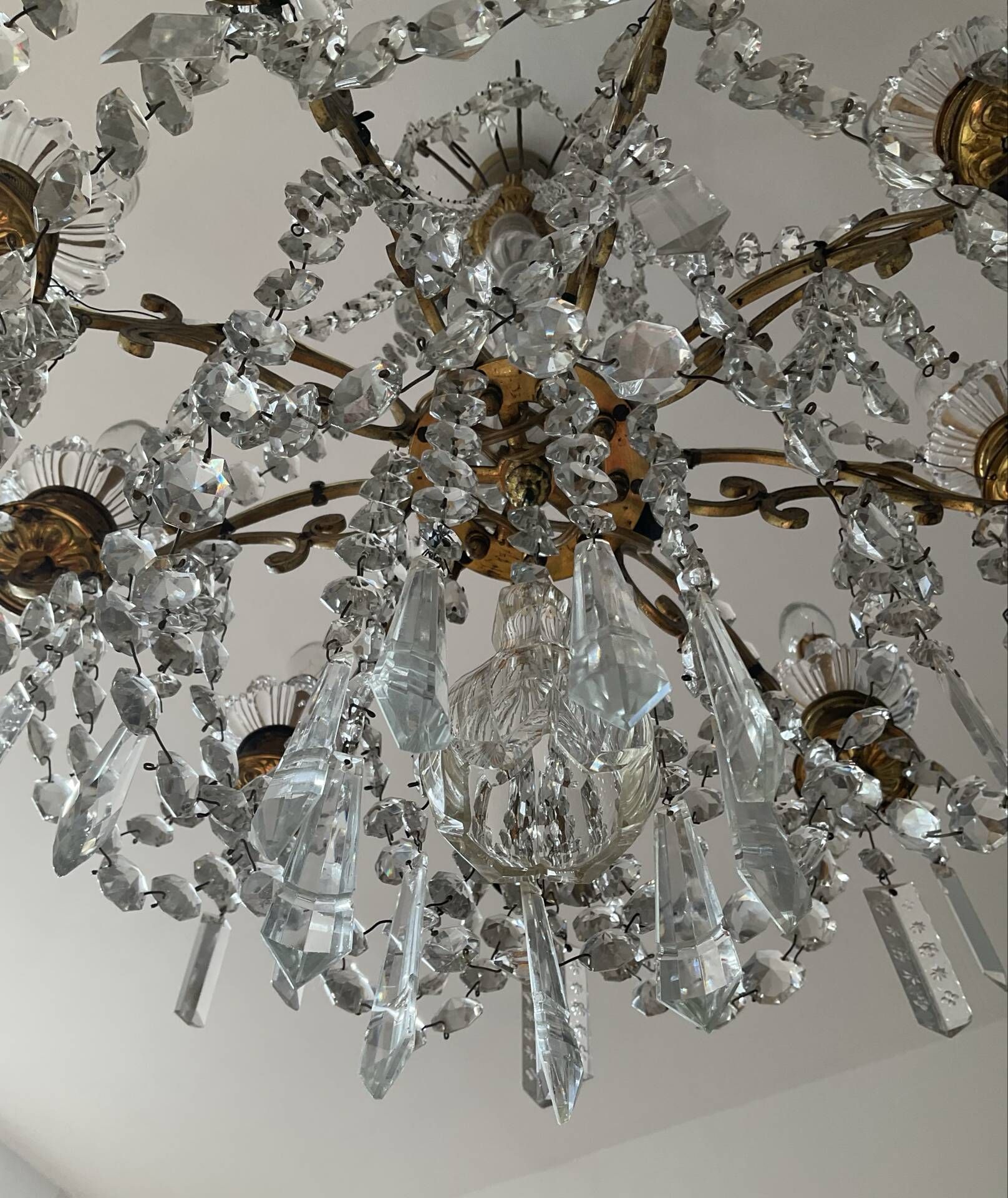 Grand chandelier in Louis XV style with crystal pendants.