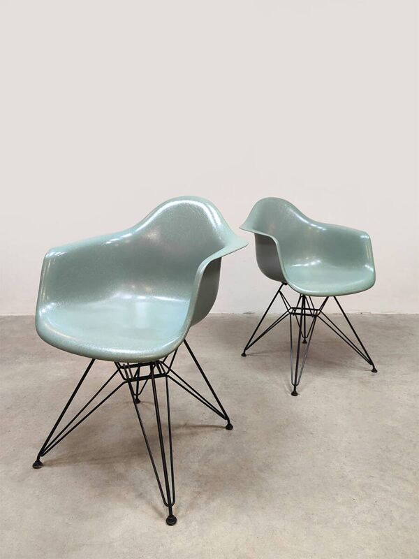 3 chaises DAR en fibre de verre Charles & Ray Eames par Vitra
