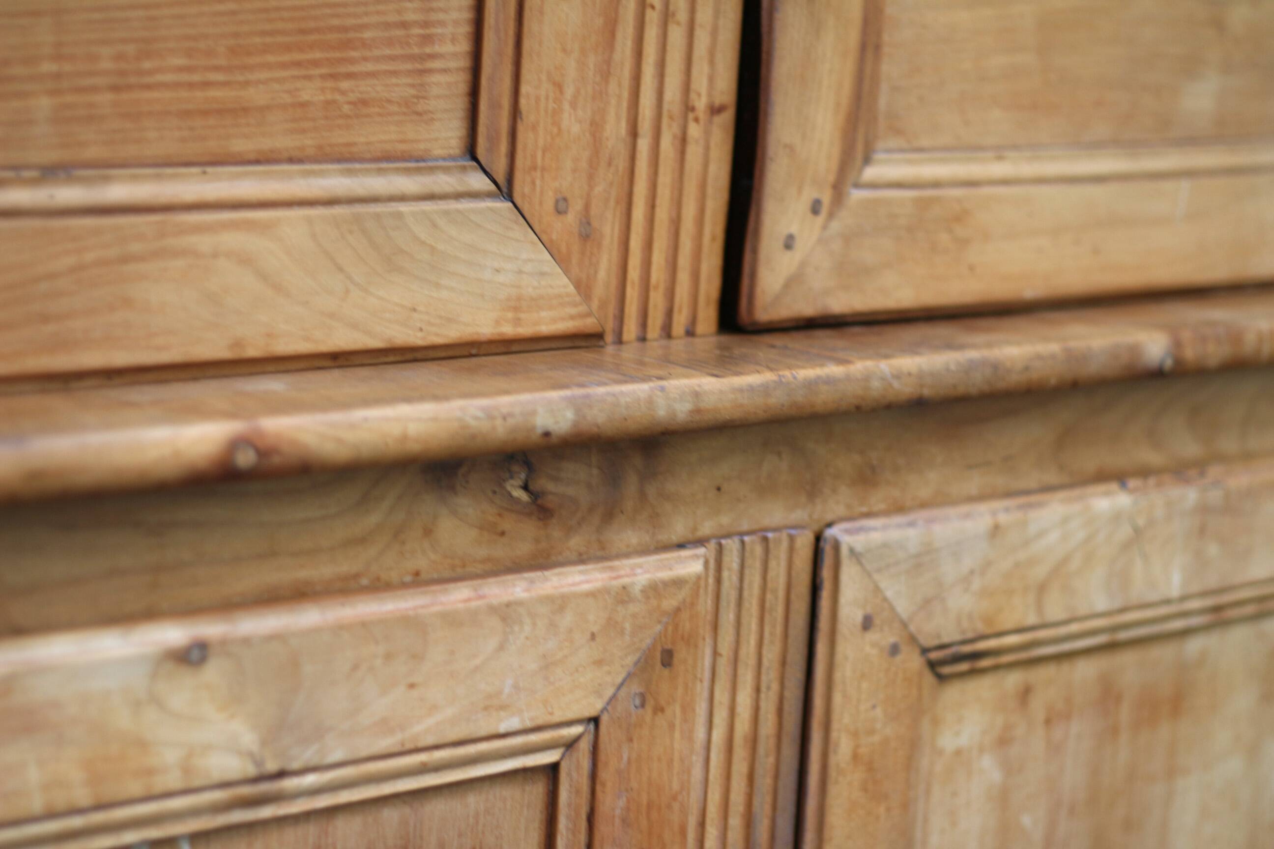 Vaisselier en merisier blond du début 19eme. Armoire ancienne.