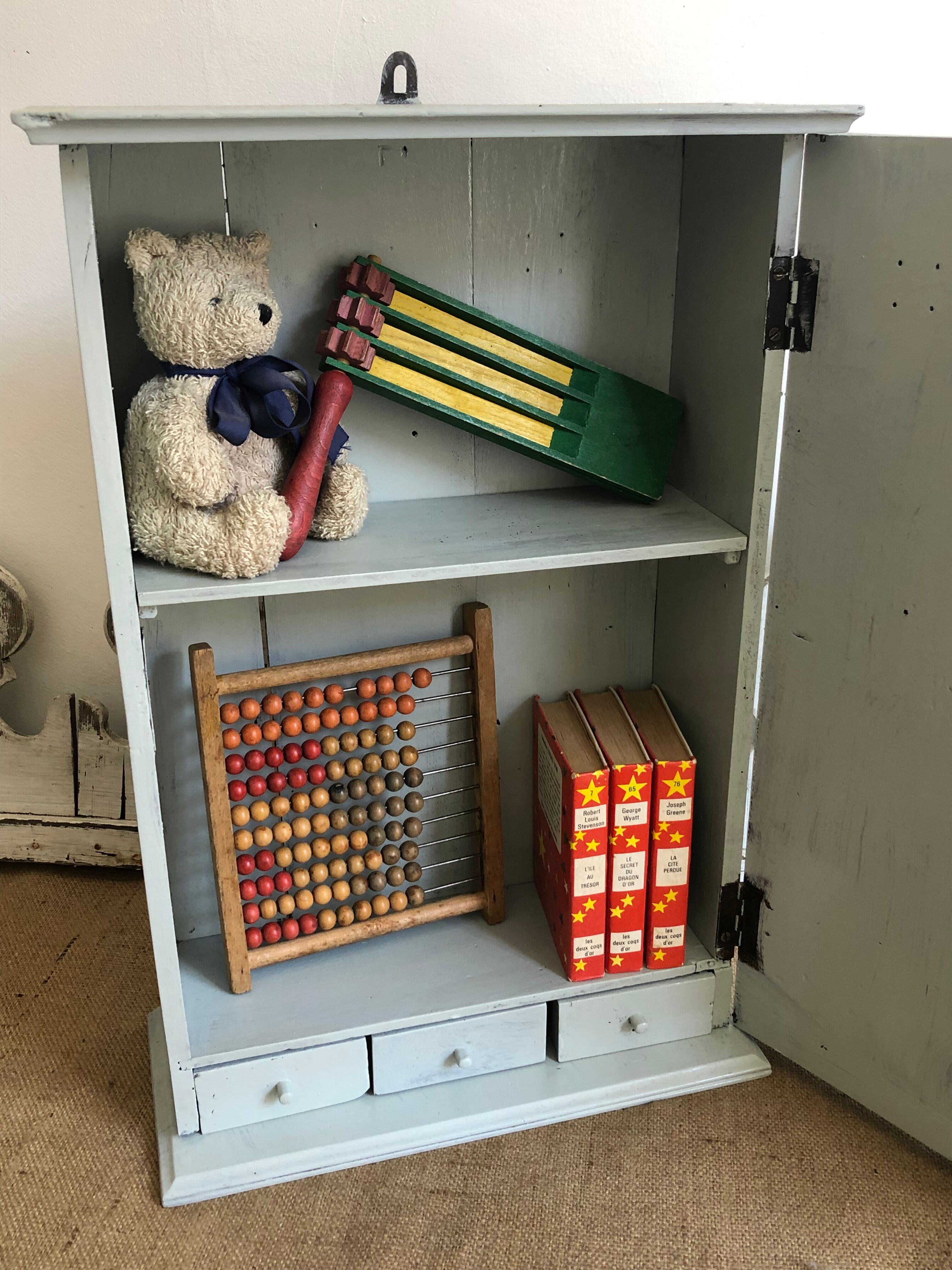 Wardrobe with interior drawers