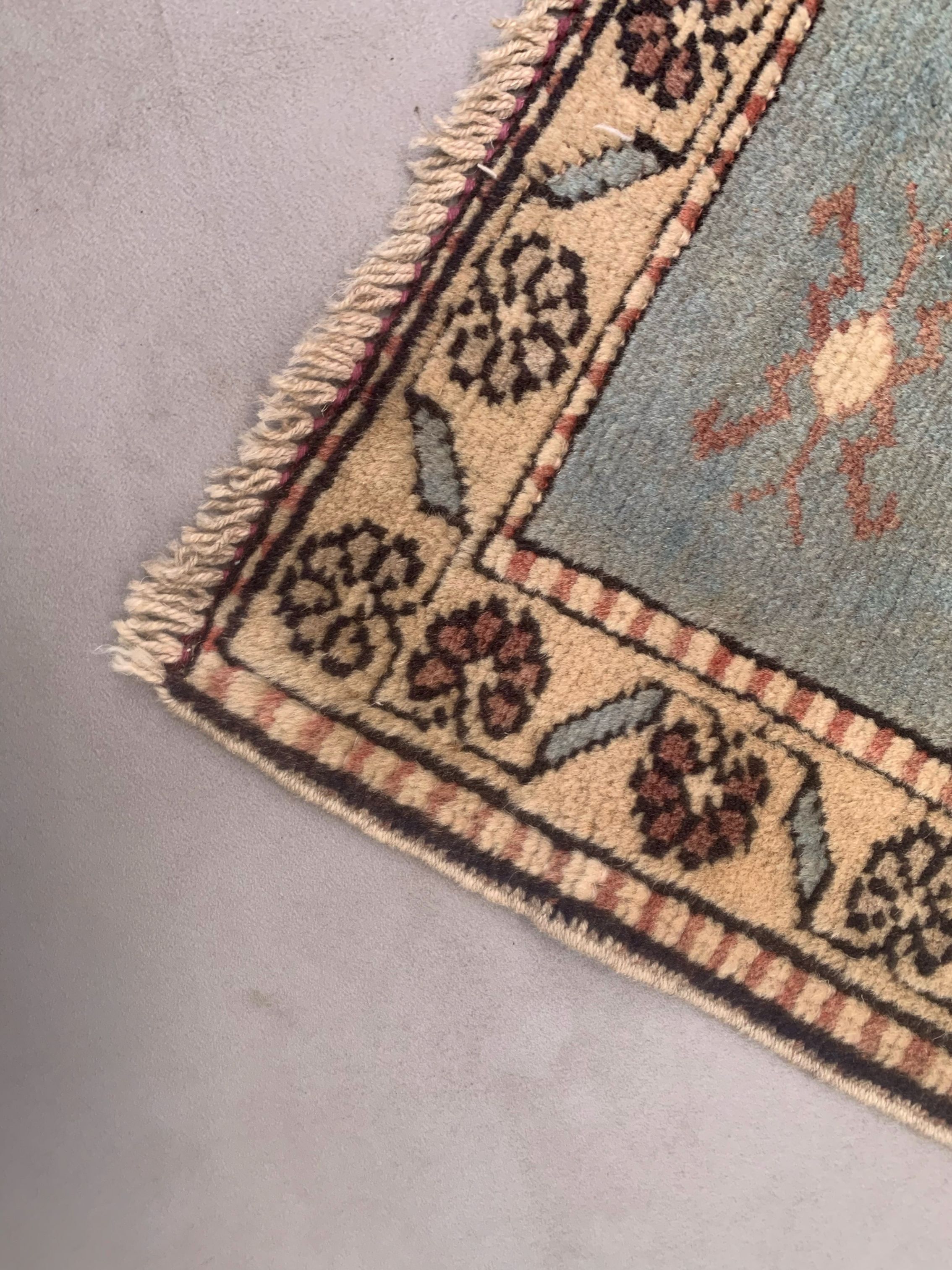 Old turkish rug 132x94 cm old vintage carpet ushak pink beige blue