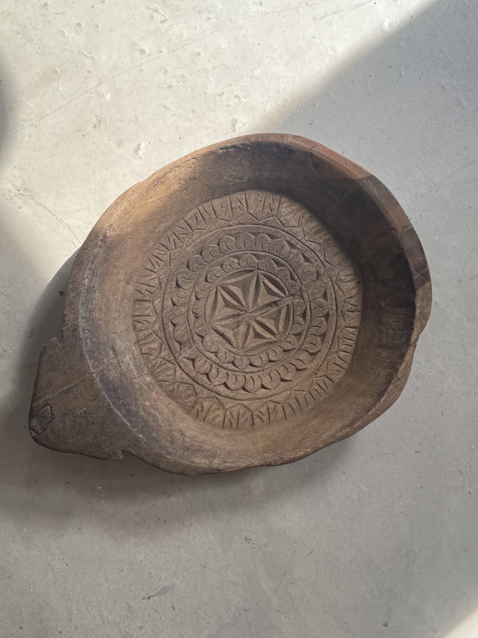 Ancient Indian plateau carved from solid wood "Rosette"