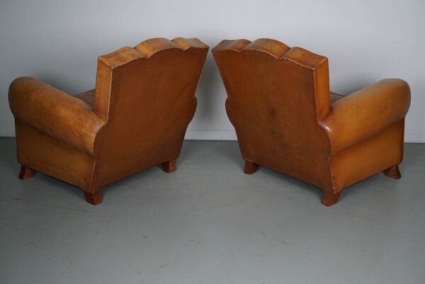 Paire de fauteuils club en cuir à dossier moustache cognac français, années 1950