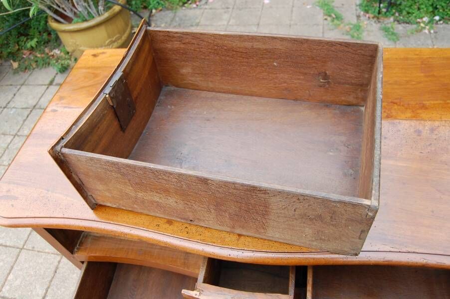 18th-century Louis XV period Parisian commode in walnut.