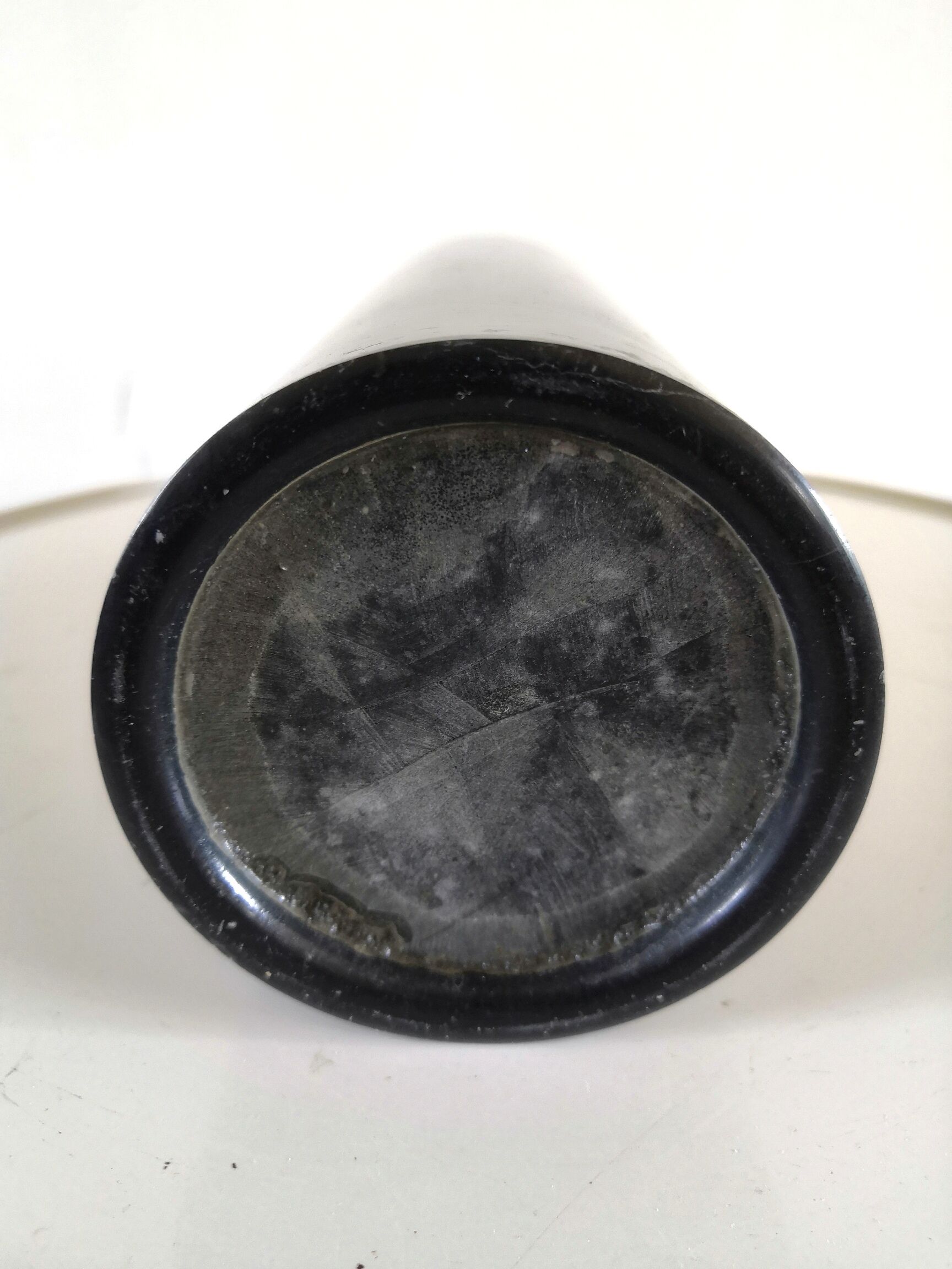 Cylindrical vase roll in black Carrara marble