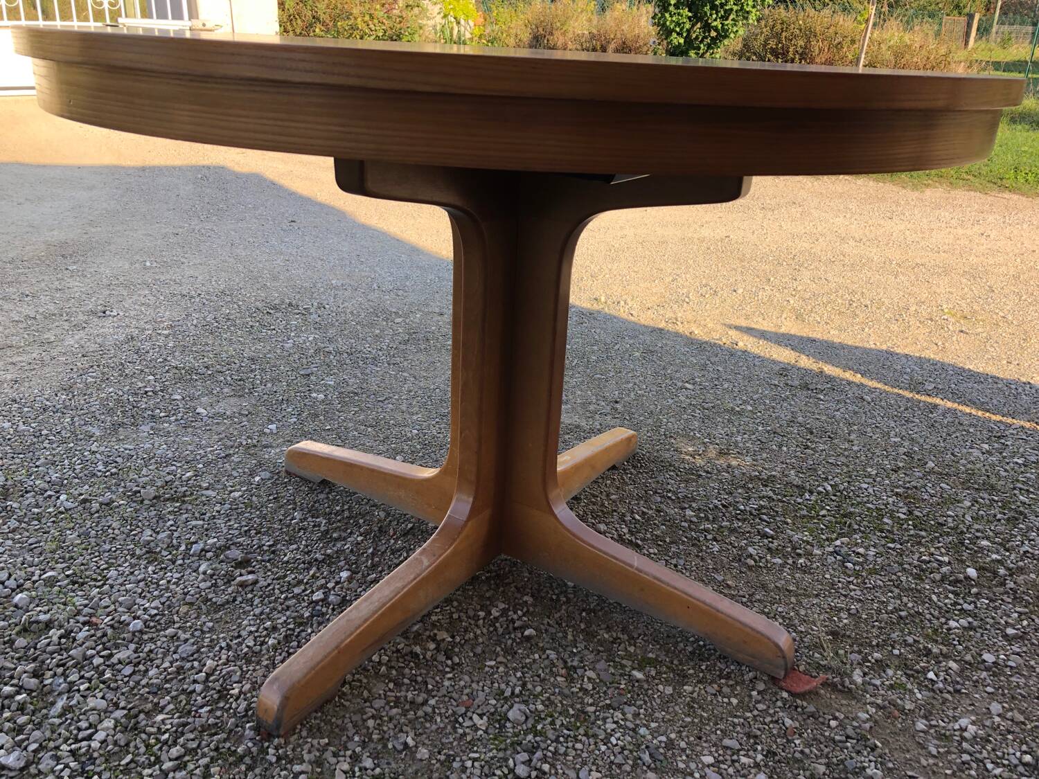 Baumann extendable round table