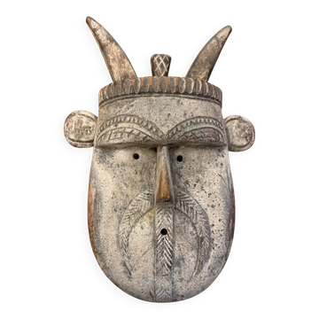 Masque africain à moustaches