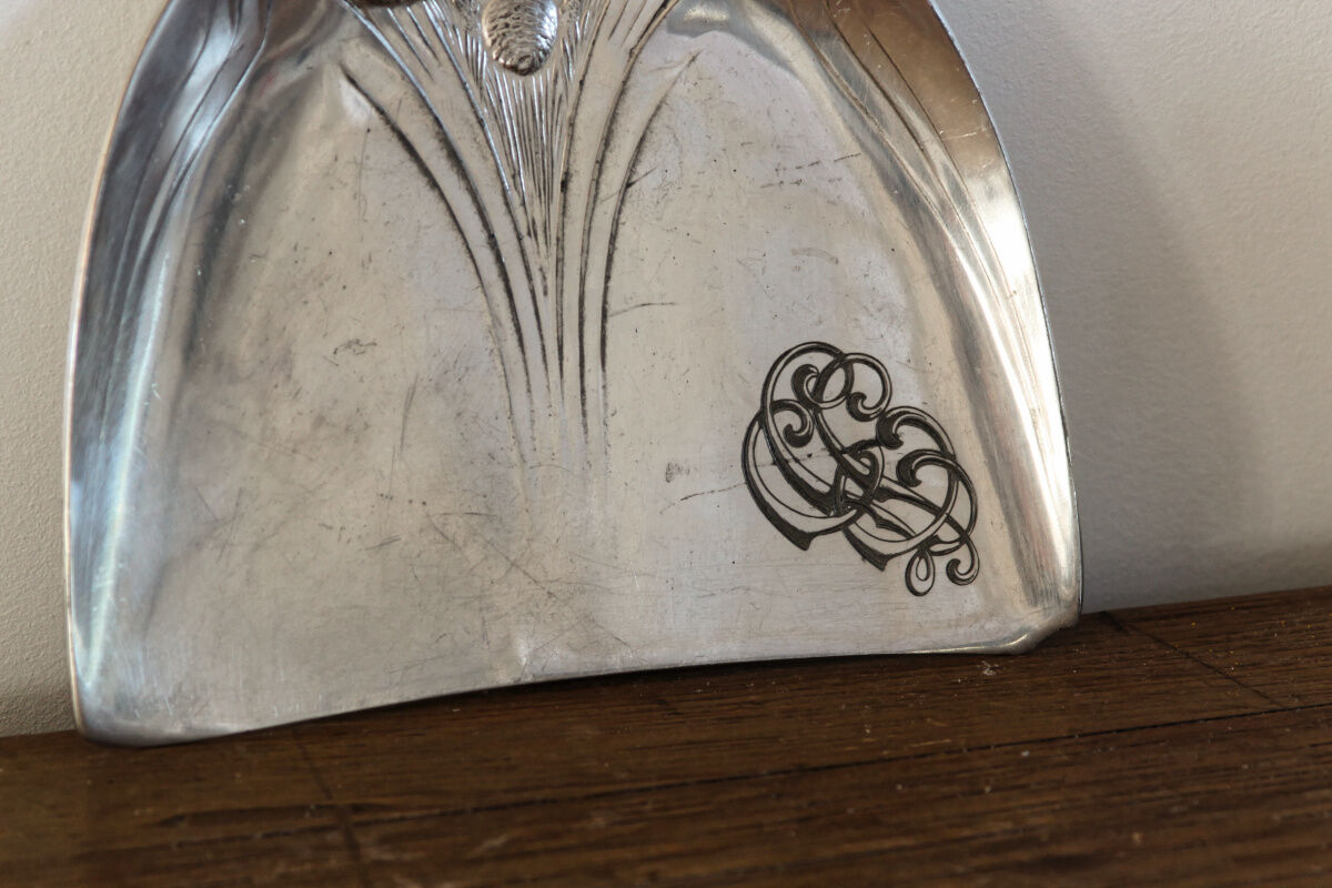 Picks up crumbs Gallia art nouveau
