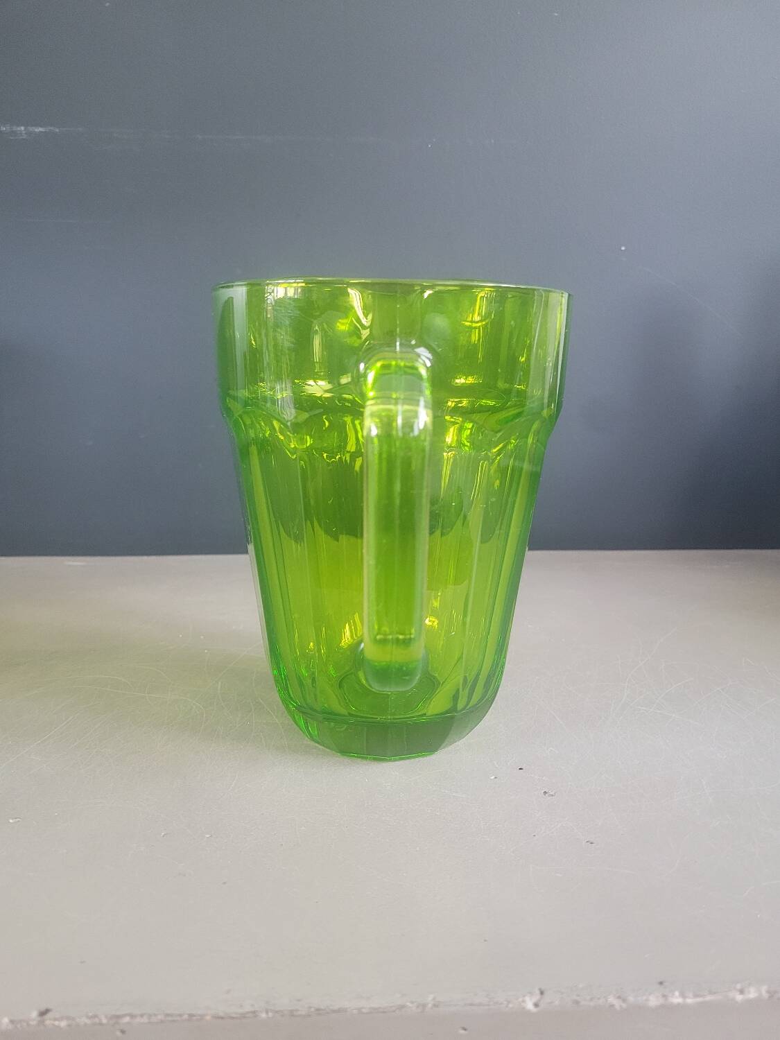 Pichet vintage en verre moulé vert