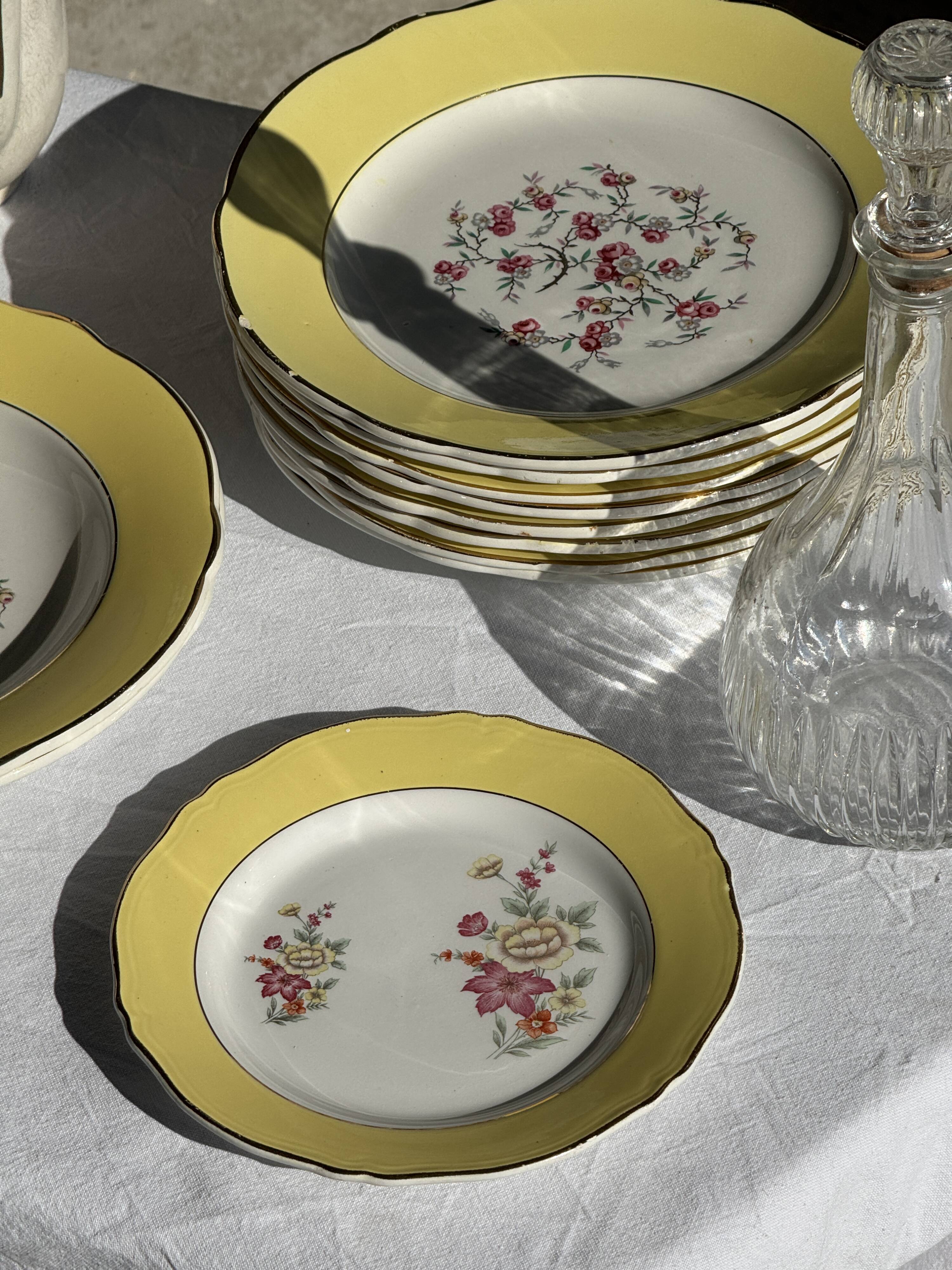 Lot de 19 grandes assiettes plates vintage jaunes fleurs roses liseré doré