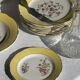 Lot de 19 grandes assiettes plates vintage jaunes fleurs roses liseré doré