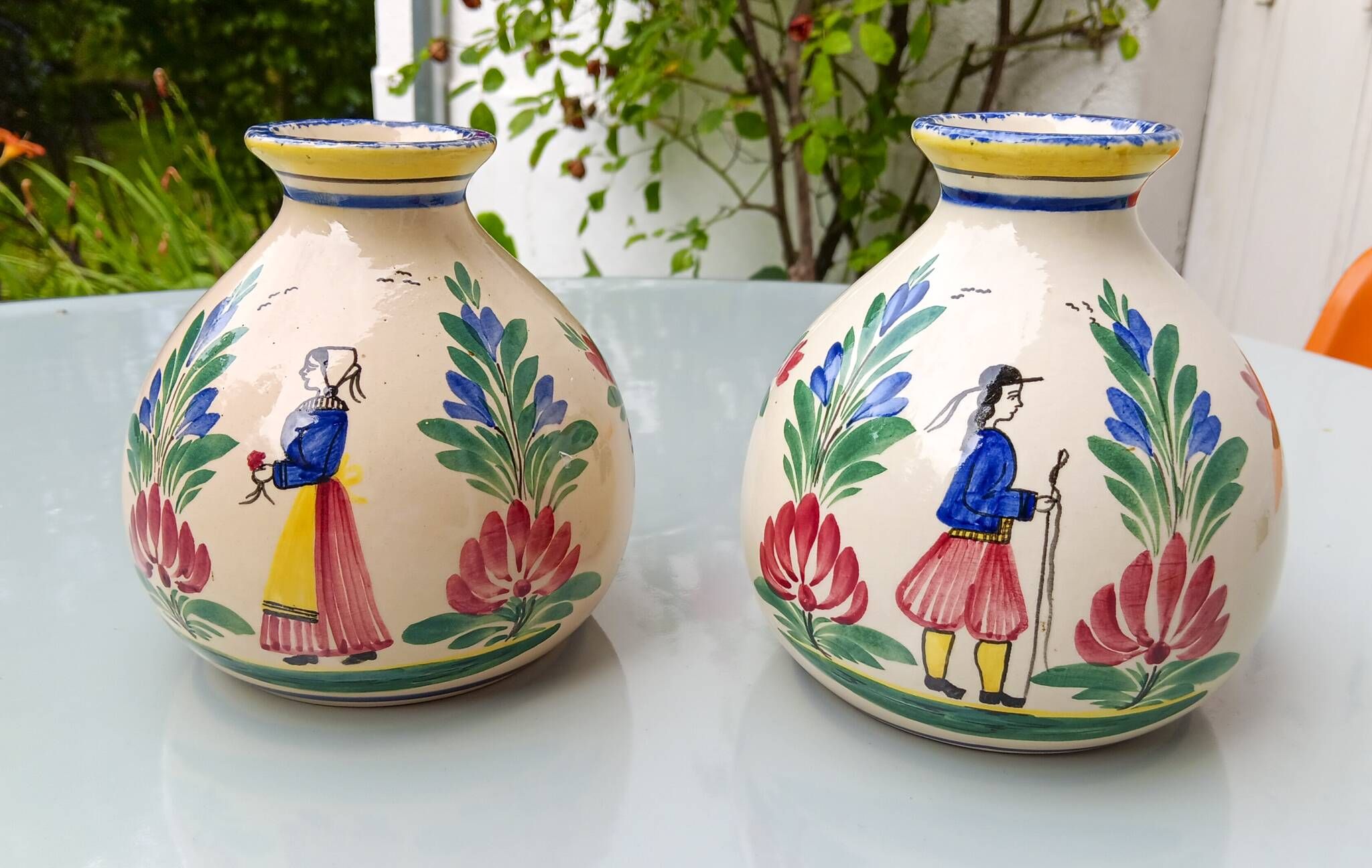 2 vases by Henriot Quimper, 1950 in very good condition.