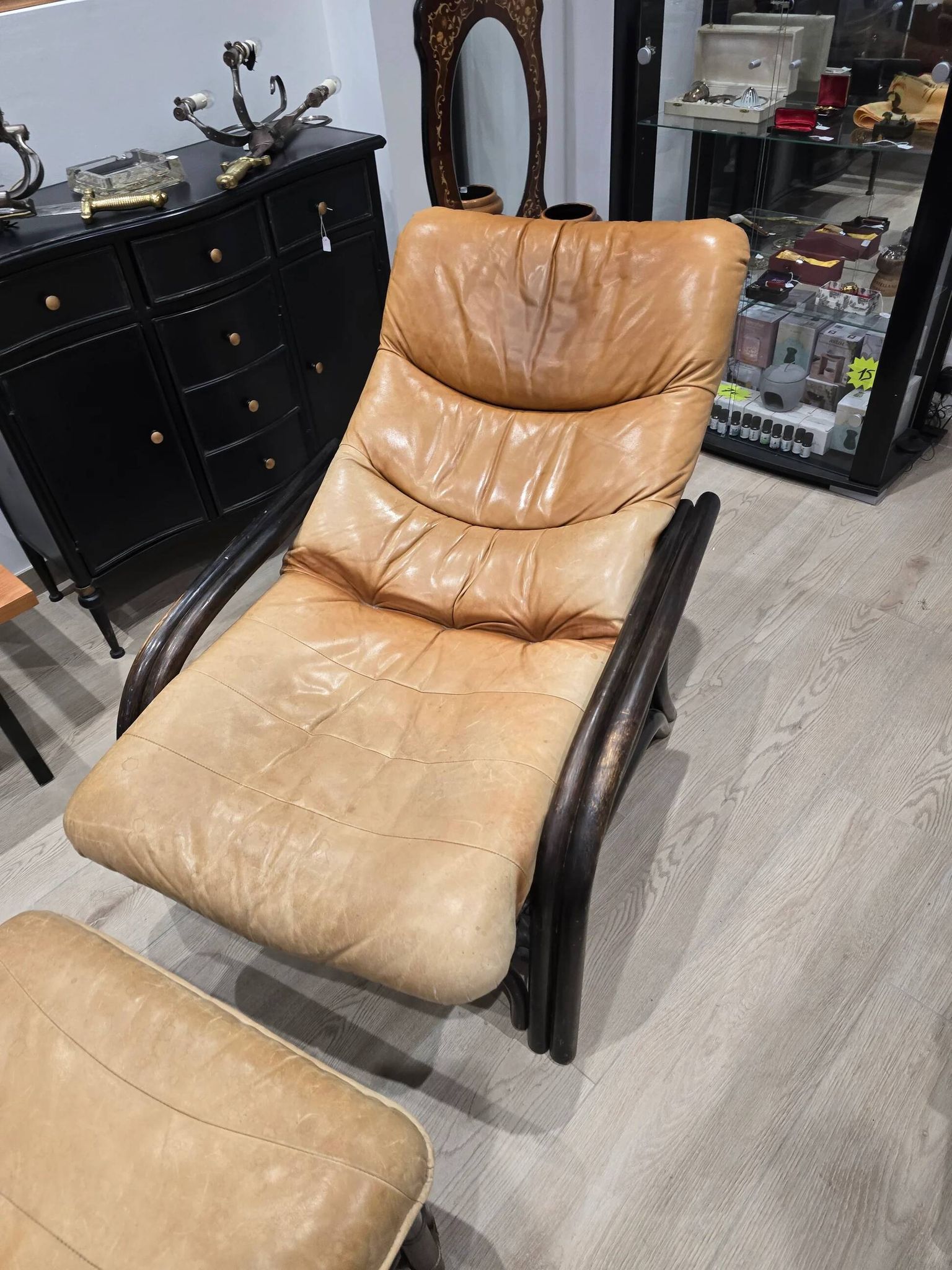 Vintage camel leather lounge chair with ottoman – wooden frame – 1970s