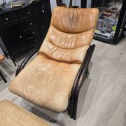 Vintage camel leather lounge chair with ottoman – wooden frame – 1970s