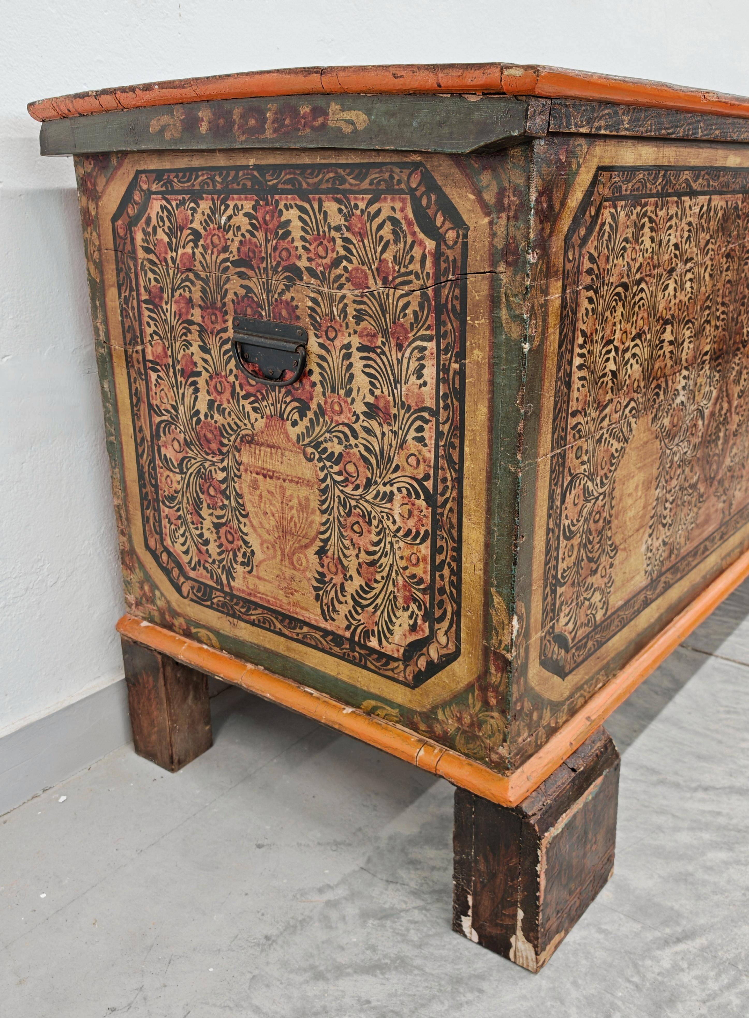 Coffre de dot antique extra grand en pin peint à la main