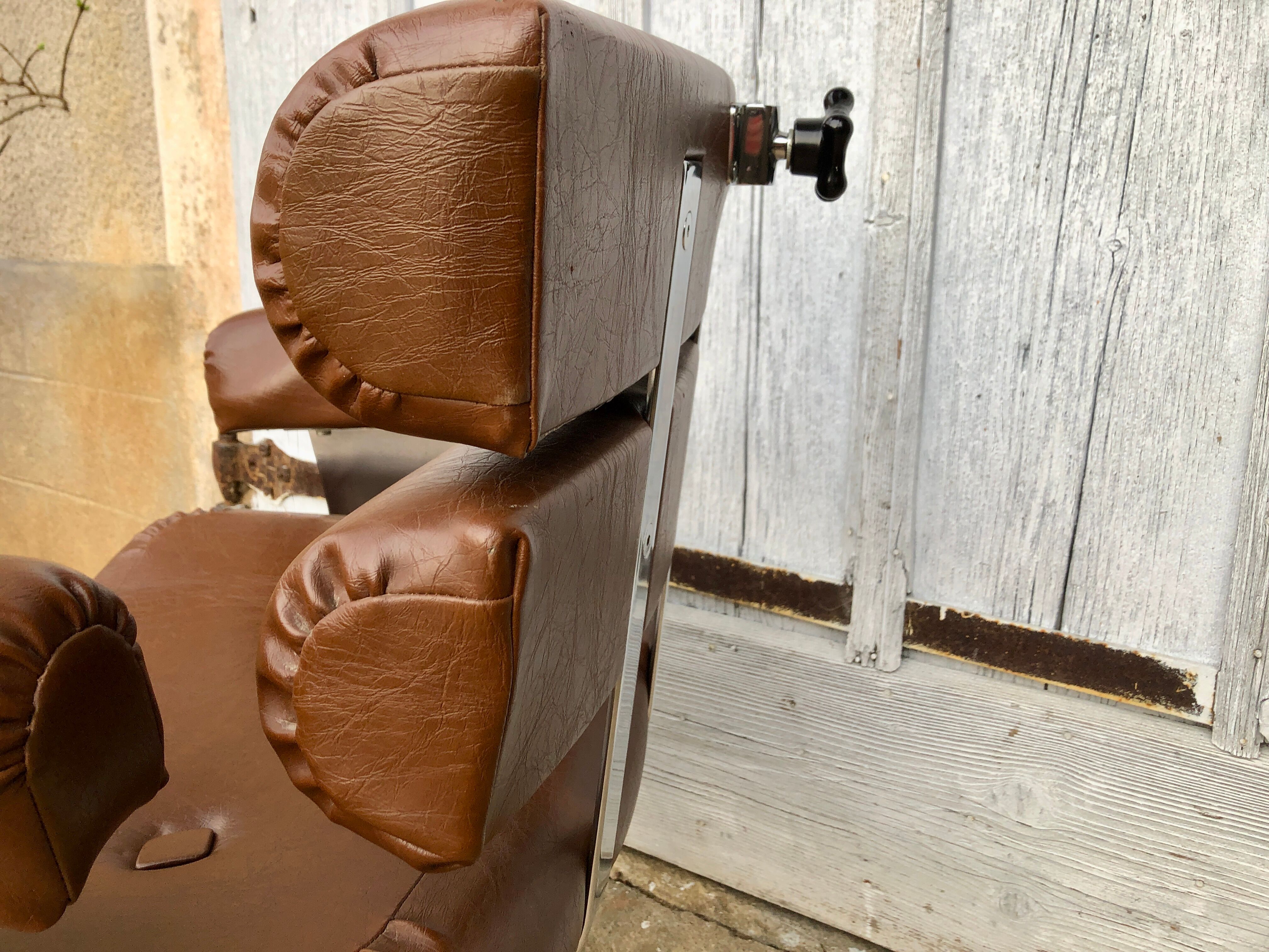 Fauteuil de coiffeur en chrome et skaï marron