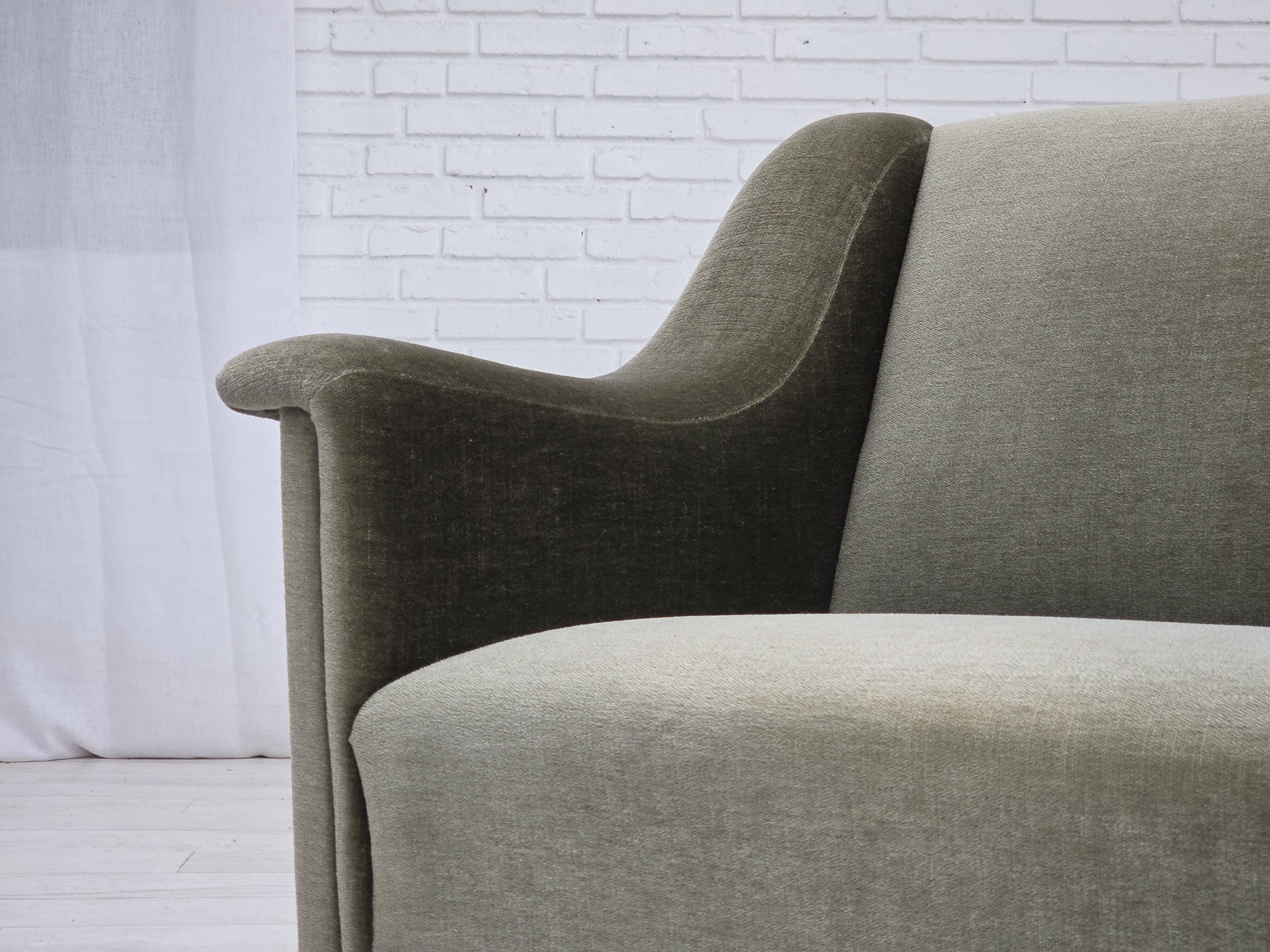 Canapé 2 places danois des années 1970, velours vert, bois de hêtre.