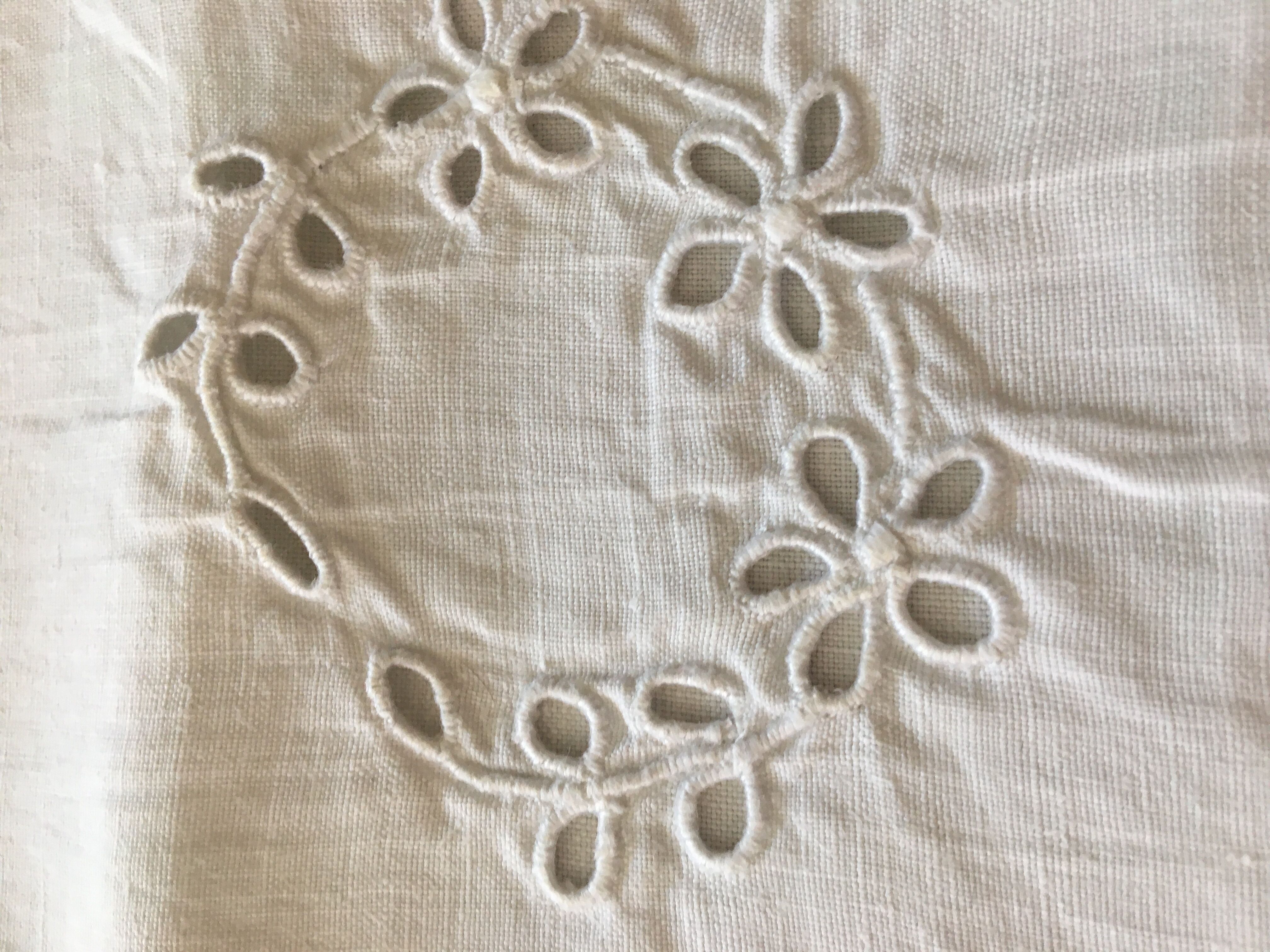 Service de table avec broderie blanche fait main sur toile de lin