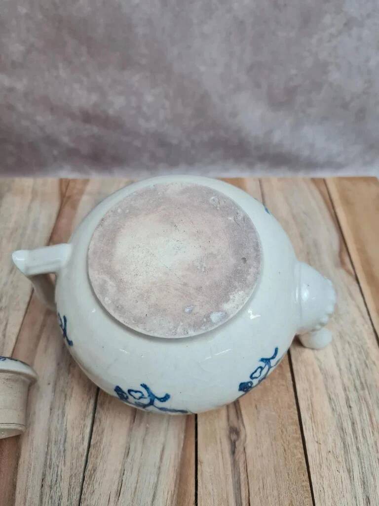 Antique glazed stoneware teapot with blue decoration – Saint-Uzé spirit