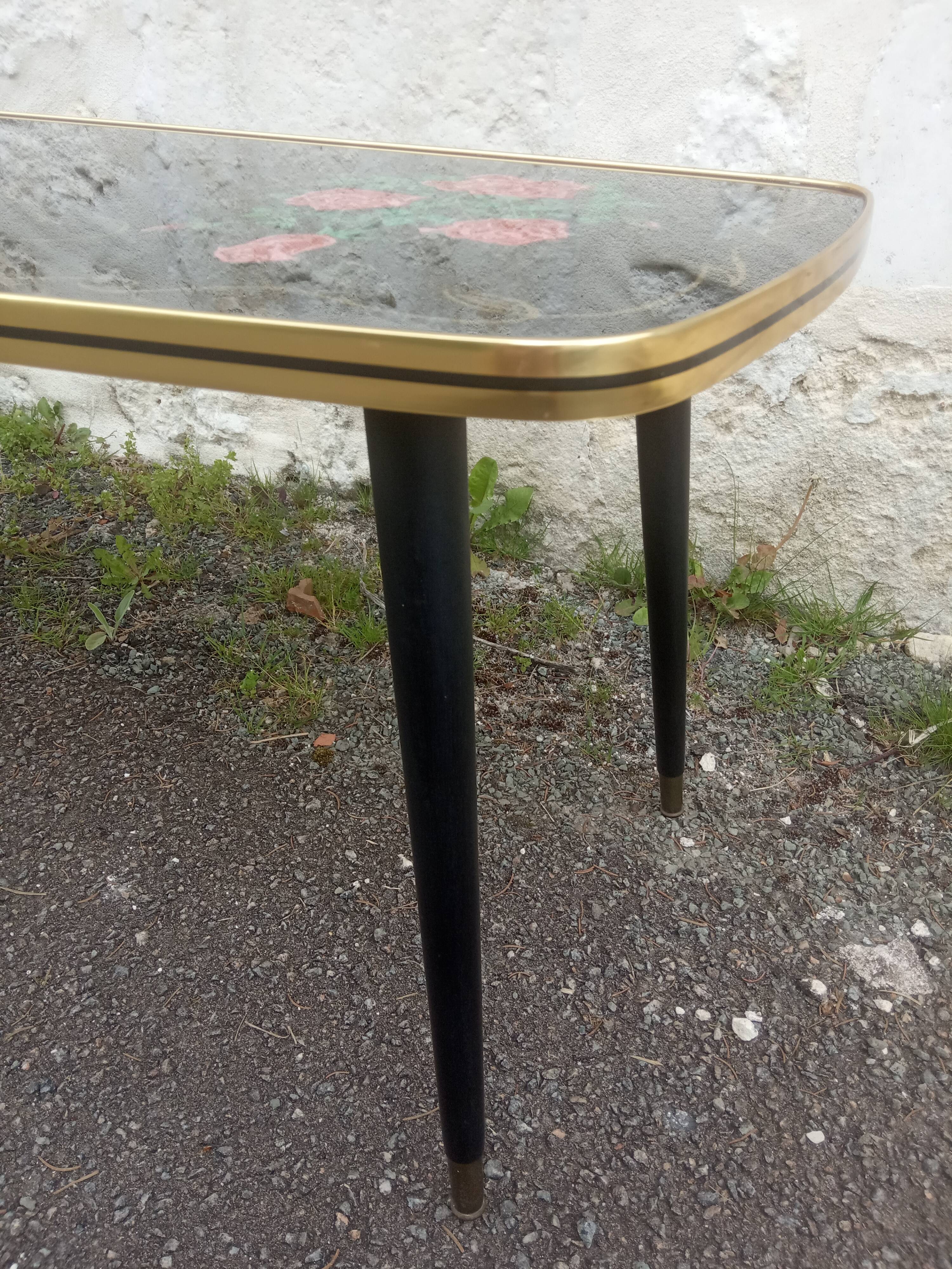 Vintage coffee table floral pattern