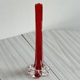 Vase soliflore en verre rouge.