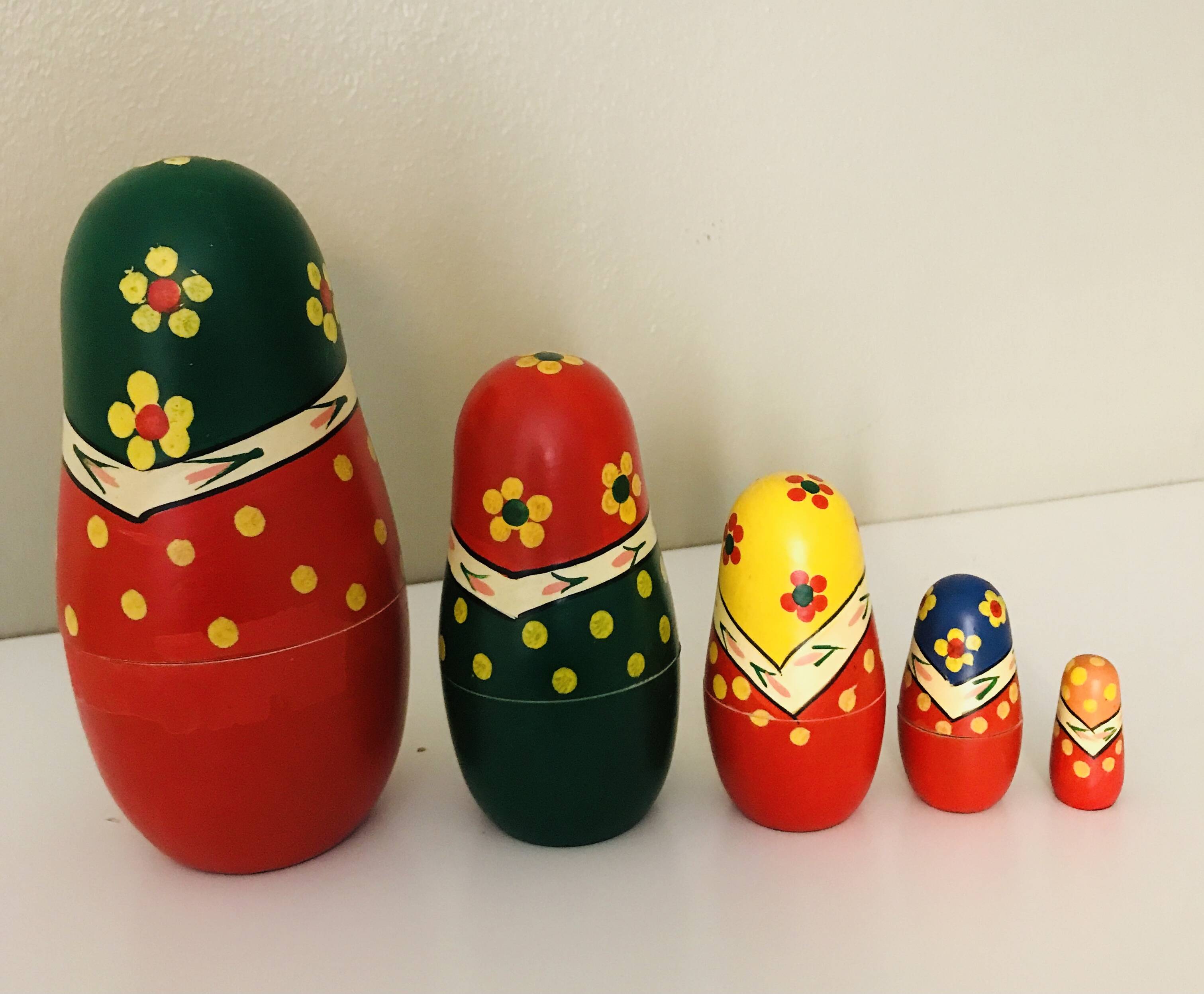 Poupées Russes Matriochkas traditionnelles relookées série de 5