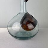 Carafe en verre avec des détails bruns