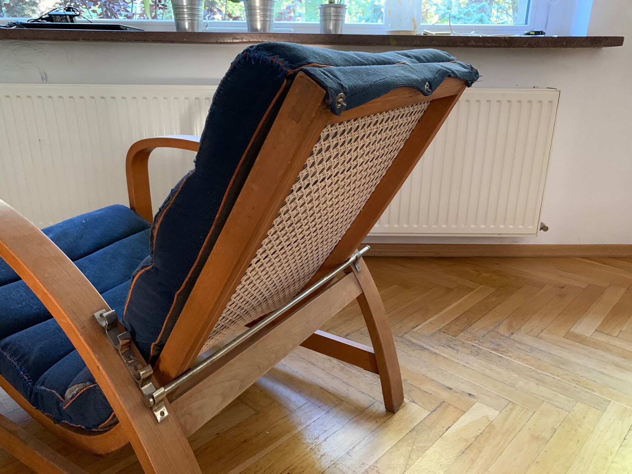 Fauteuil Jindrich Halabala en bois et canne, années 1930