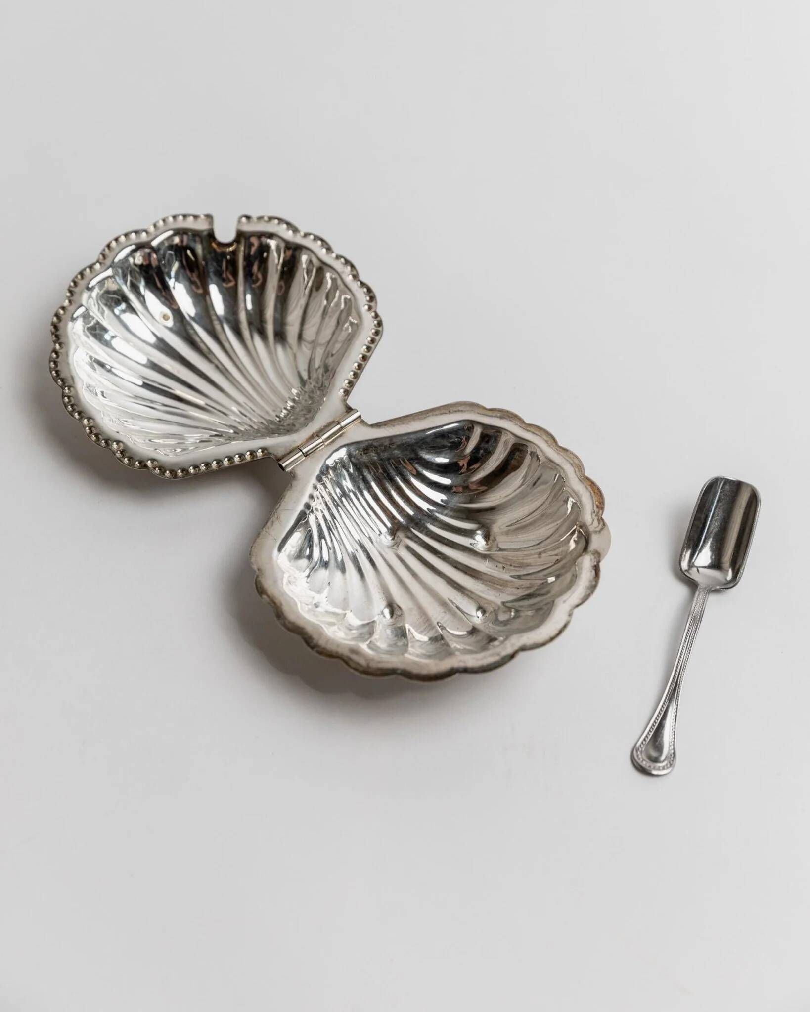 Elegant silver-tone Italian vintage 1960s shell-shaped sugar bowl with spoon