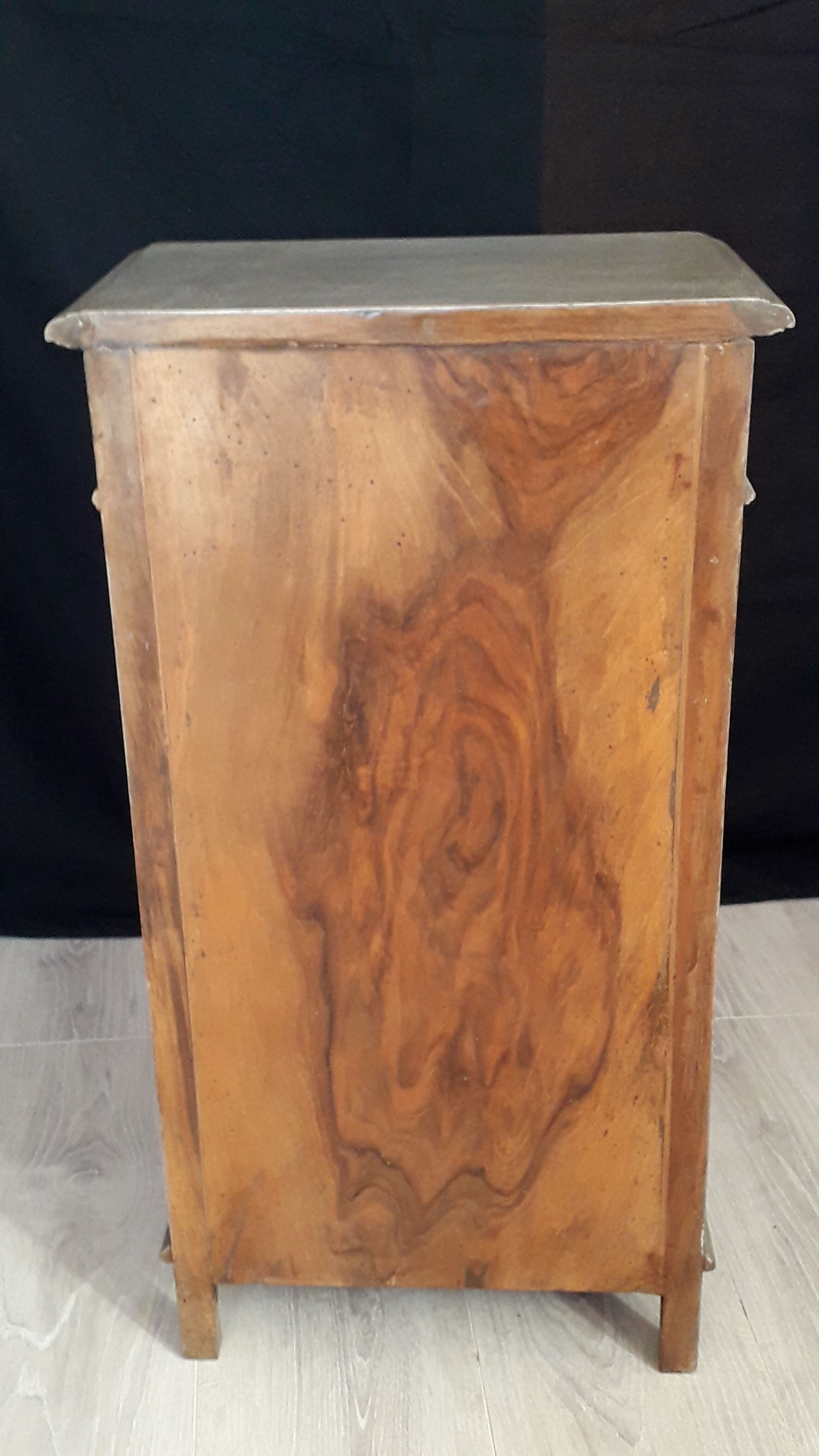 Lacquered semainier bedside