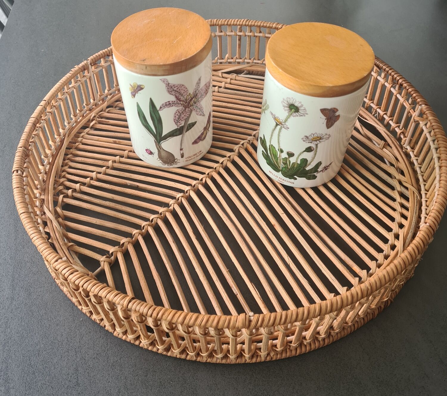 Round rattan top