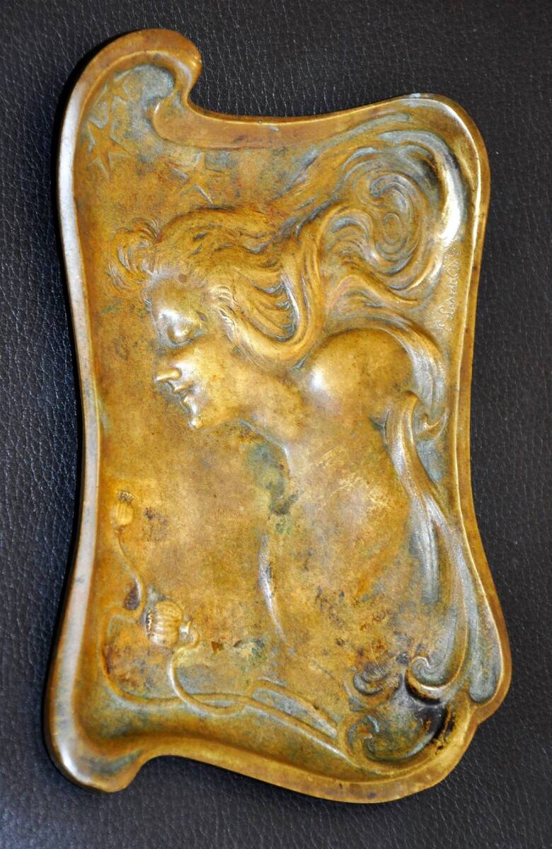 Art Nouveau bronze pocket emptier