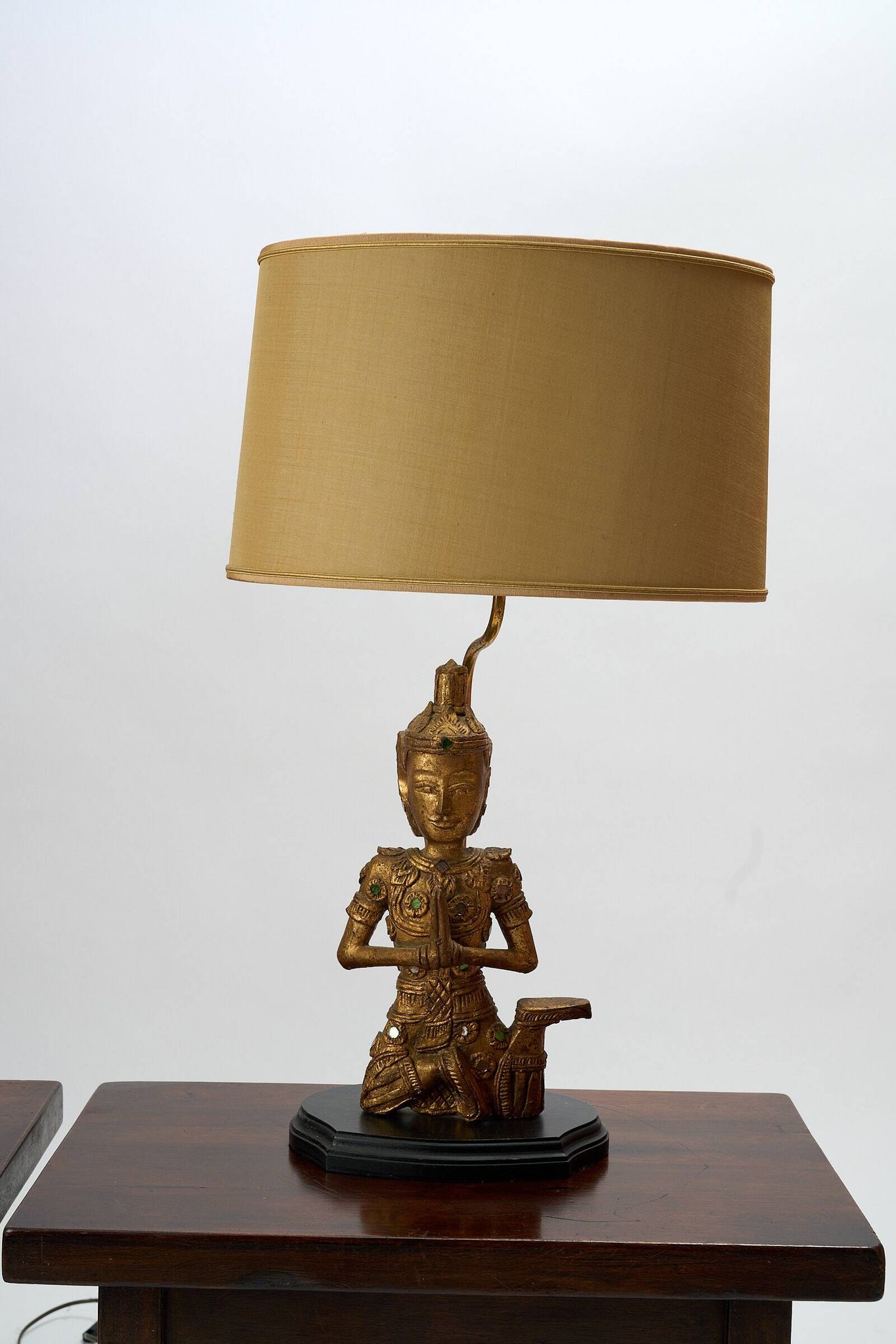 Paire de lampes  de table Bouddha en bois avec abat-jours