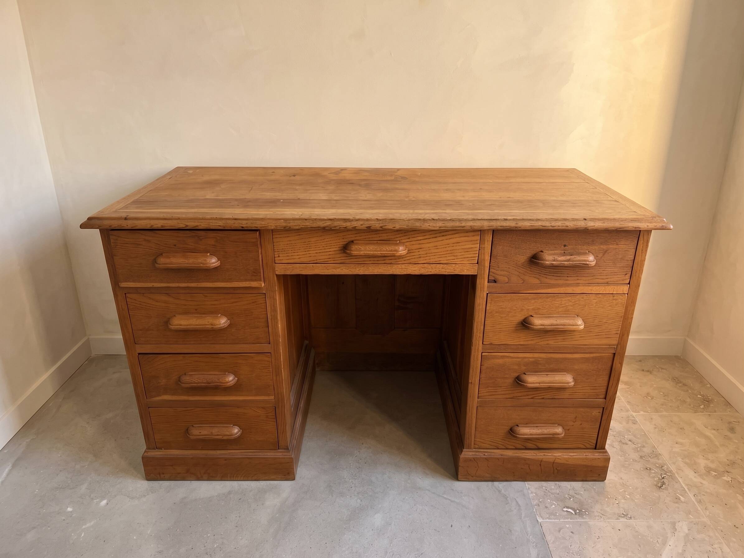 Large executive desk in solid oak – 9 drawers – English style – 130 cm