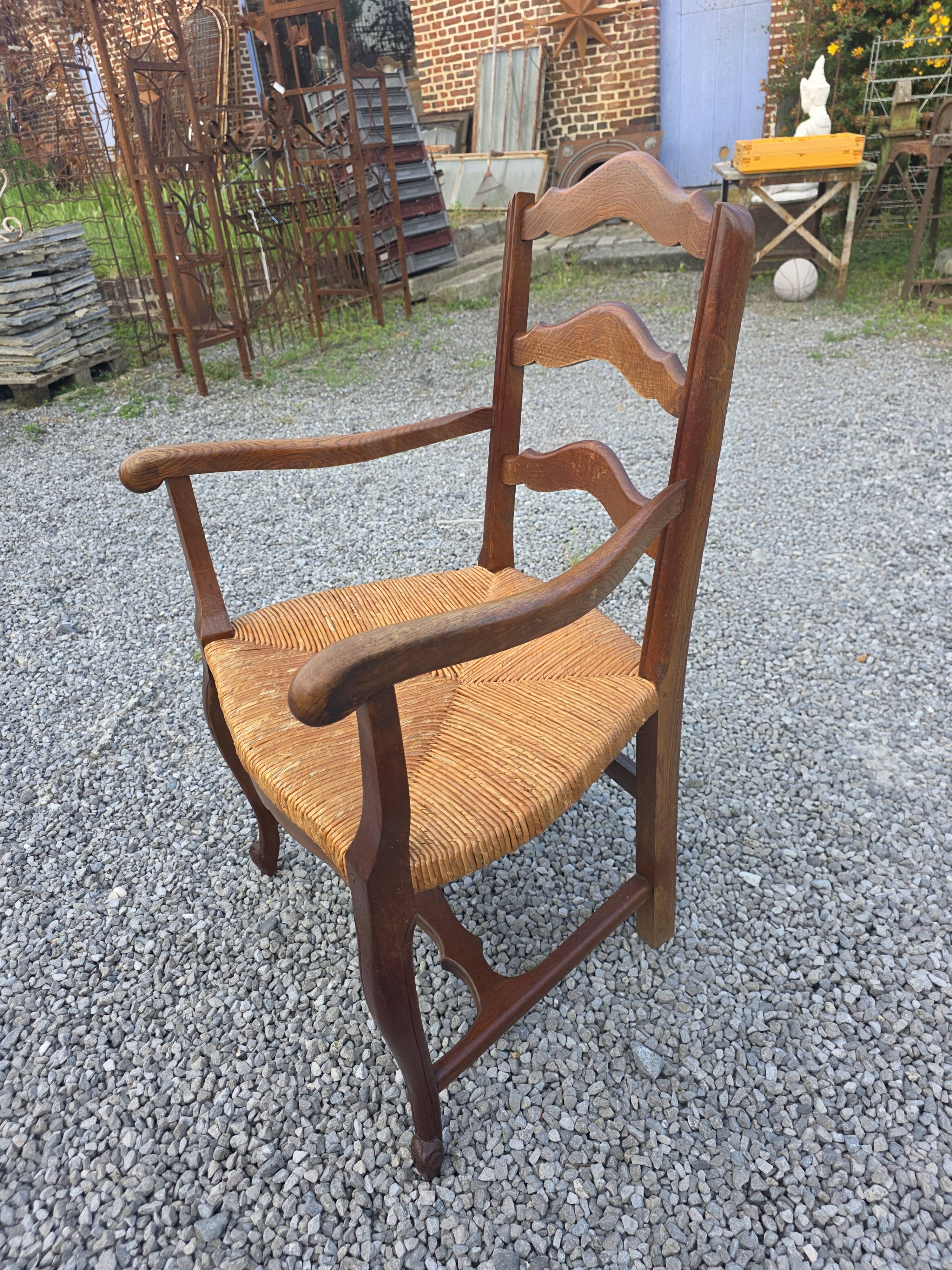 Fauteuil en chêne style Louis XV
