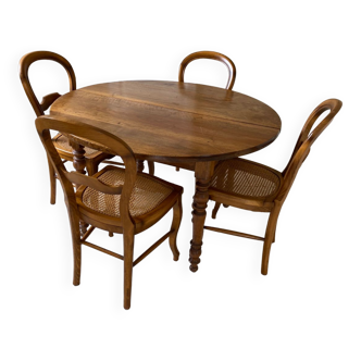 Table and chairs set