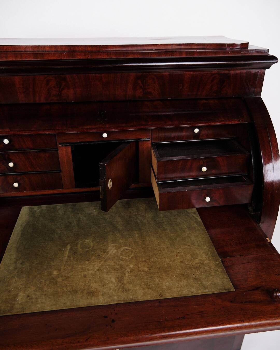Chatol - Hand polished mahogany - Mother of pearl fittings & leg knobs - Year 1860s