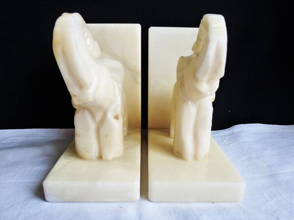 Serre-livres éléphants en albâtre, Paire de serre-livres éléphants.