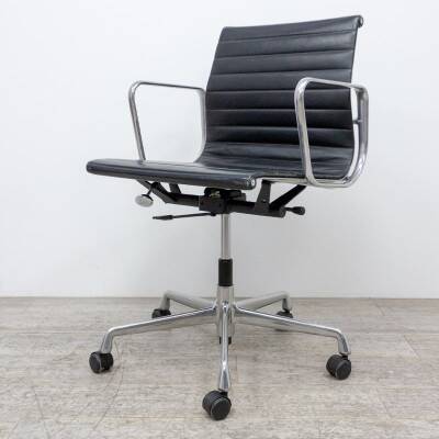 Vitra Aluminum Chair EA 118